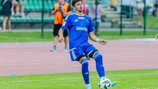 Karkonosze Jelenia Góra w środę podejmą Barycz Sułów. Oba zespoły nie zaznały jeszcze goryczy porażki.