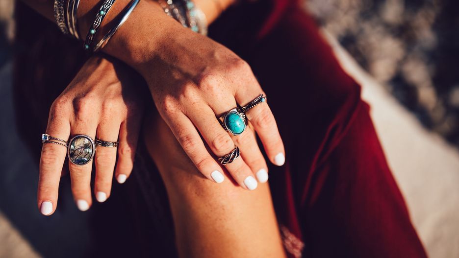 zadbane kobiece dłonie z wakacyjnym manicure
