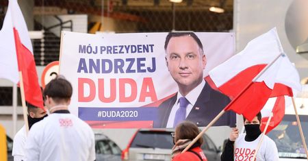 Pracownicy KSSPR Końskie znaleźli scenariusz debaty? Klub odcina się od doniesień nt. Andrzeja Dudy