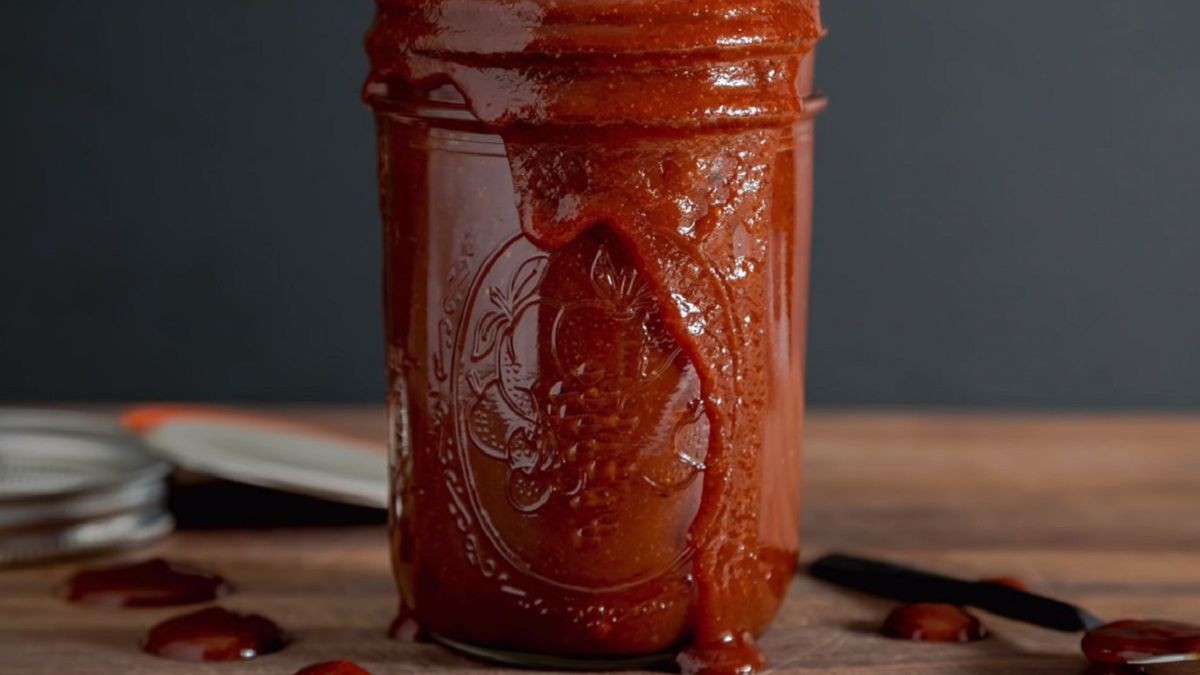 Sos BBQ jest bardzo prosty w przygotowaniu. Świetnie sprawdzi się jako dodatek do różnych mięsnych dań