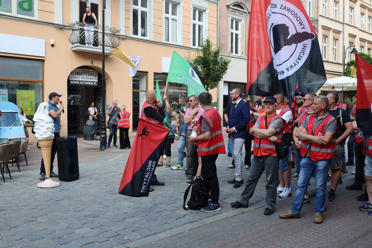 Radni miejscy obradowali nad sytuacją w Jeremiasie. Radni apelują o dialog, prezes firmy nie podaje ręki szefowi związku