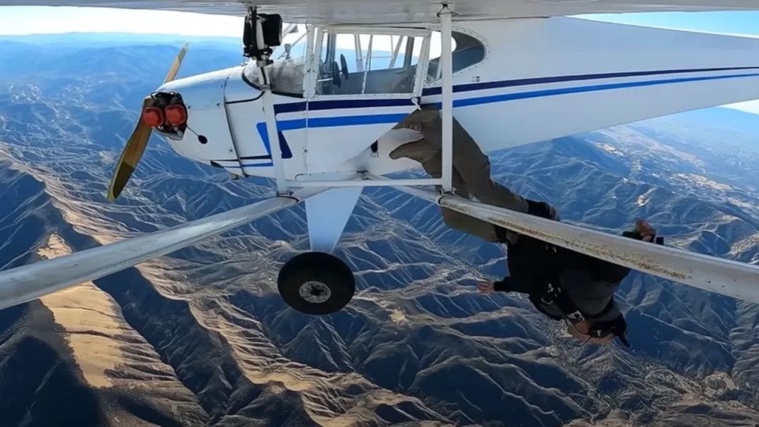 Trevor Jackob opuszczający ze spadochronem samolot