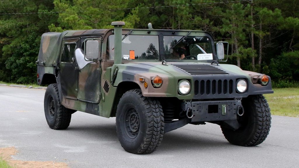 HMMWV 4 – Standardowe HMMWV mają lekkie drzwi brezentowe lub z c