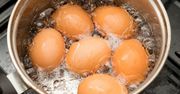 Wlej do wody, w której gotujesz jajka. Skorupki zsuną się gładko