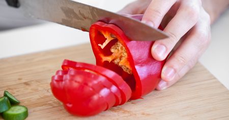 Większość źle kroi paprykę. Wypróbuj prosty patent, a już nigdy nie zrobisz inaczej