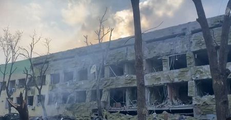 "To zbrodnia. Dzieci są pod gruzami". Zełenski o zbombardowaniu szpitala w Mariupolu