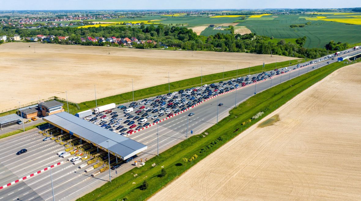 "W chwili upadku PRL mieliśmy zarejestrowane ok. 4,5 mln pojazdów. W roku 2004 było to 16,7 mln, a obecnie to niemal 33 mln samochodów"