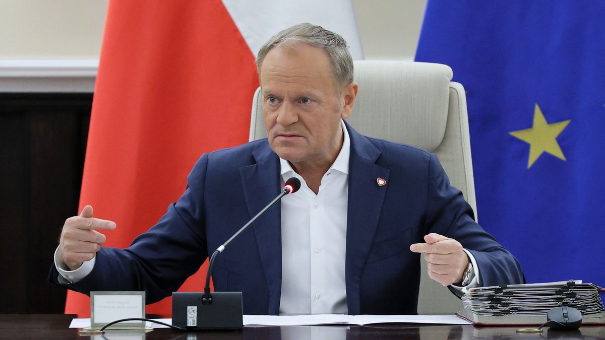 Warszawa, 25.03.2025. Premier Donald Tusk przed posiedzeniem rządu w KPRM w Warszawie, 25 bm. Ministrowie mają zająć się m.in. przygotowaną w MFiPR uchwałą dotyczącą przekierowania środków z KPO na nowy Fundusz Bezpieczeństwa i Obronności. (mr) PAP/Rafał Guz