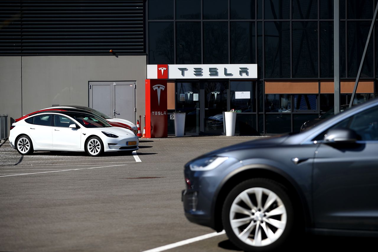 Samochody Tesla w końcu mogą jeździć w pełni autonomicznie, chociaż trzeba uważać