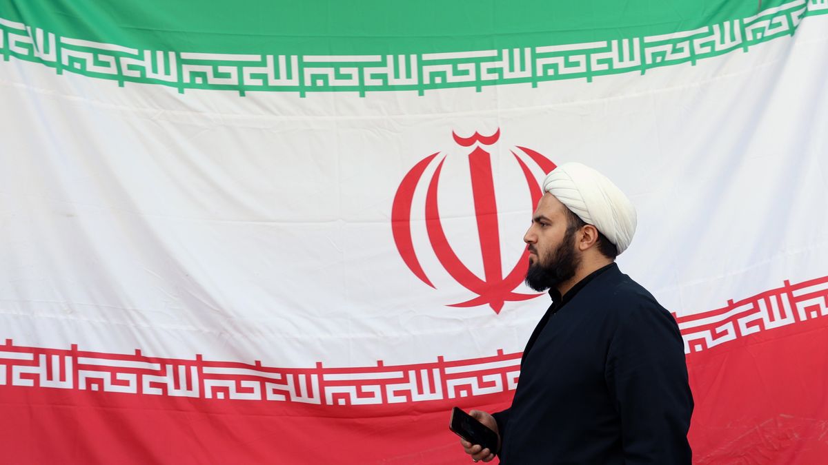 An Iranian cleric walks next to Iran?s national flag during a protest in front of the destroyed Gandhi Hospital by a US-Israel airstrike in Tehran, Iran, 07 March 2026. A joint US-Israeli military operation continued to target multiple locations across Iran, marking the eighth day of the conflict that began on 28 February. EPA/ABEDIN TAHERKENAREH Dostawca: PAP/EPA.