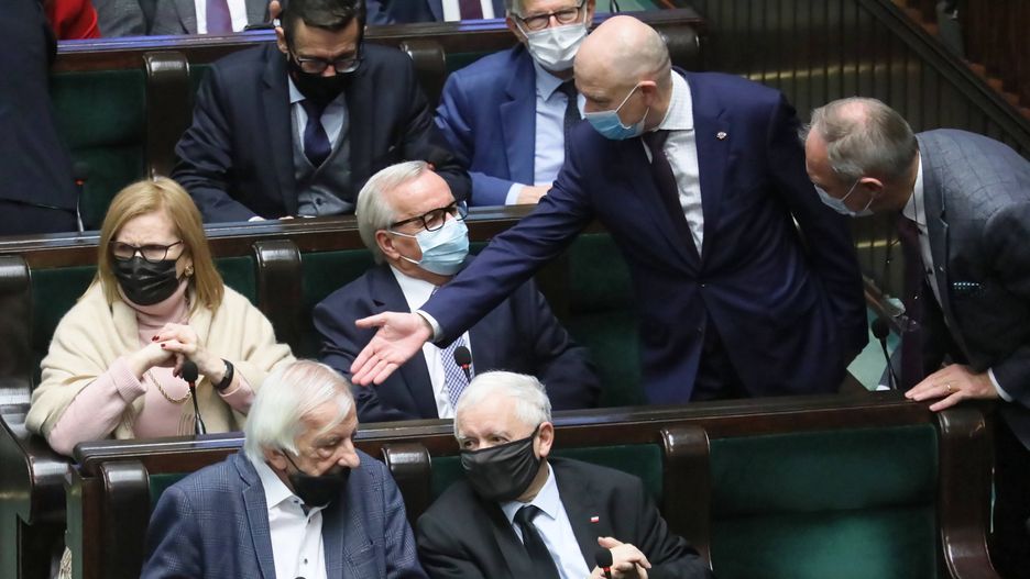 Warszawa, 16.11.2021. Wicemarszałek Sejmu Ryszard Terlecki (L-dół), wicepremier, prezes PiS Jarosław Kaczyński (2L-dół), wicemarszałek Sejmu Małgorzata Gosiewska (L) oraz posłowie PiS Leonard Krasulski (C) i Waldemar Andzel (2P) na sali obrad Sejmu w Warszawie, 16 bm. Posłowie zajmują się m.in. projektem nowelizacji ustawy o ochronie granicy. (kf) PAP/Paweł Supernak