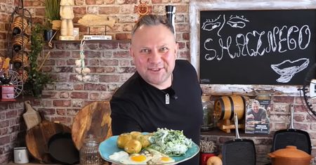 Tomasz Strzelczyk odtworzył obiad z dzieciństwa. "Rodzice często tak mnie karmili"