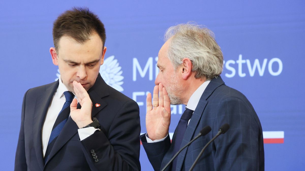 Ministrowie finans�w i zdrowia nt. sk?adki zdrowotnej dla przedsi?biorc�w
Fot. Pawel Wodzynski/East News, Warszawa, 21.03.2024. KPRM. Konferencja prasowa "Zmiany w skladce zdrowotnej dla przedsiebiorcow",  z udzialem ministra finansow Andrzeja Domanskiego (L), minister zdrowia Izabeli Leszczyny i wiceministra finansow Jaroslawa Nenemana (P).
Pawel Wodzynski