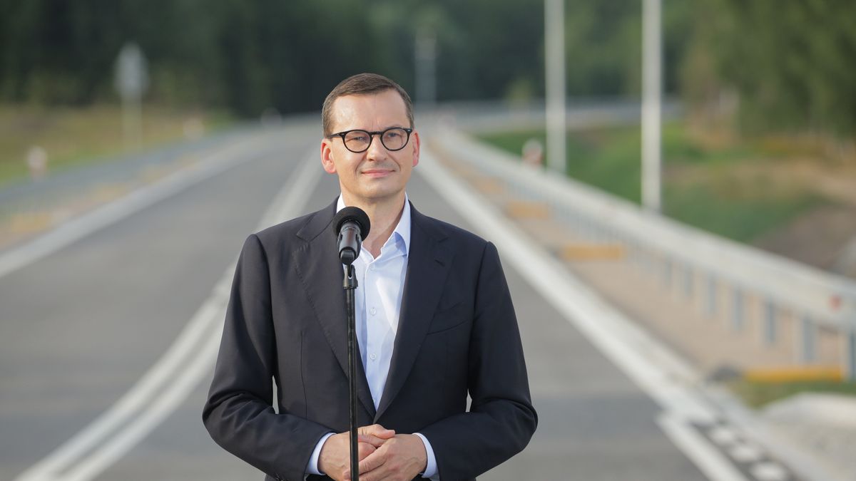 Smolajny, 19.08.2022. Premier Mateusz Morawiecki podczas konferencji prasowej dot. oddania do użytku obwodnicy Smolajn w ciągu drogi krajowej nr 51, 19 bm. w Smolajnach. (sko) PAP/Tomasz Waszczuk