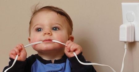Wystarczyła chwila. Dziecko leżało nieruchomo, w ręku miało kabel