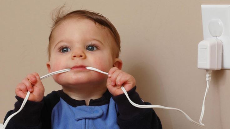 Dziecko zmarło po ugryzieniu kabla do ładowarki