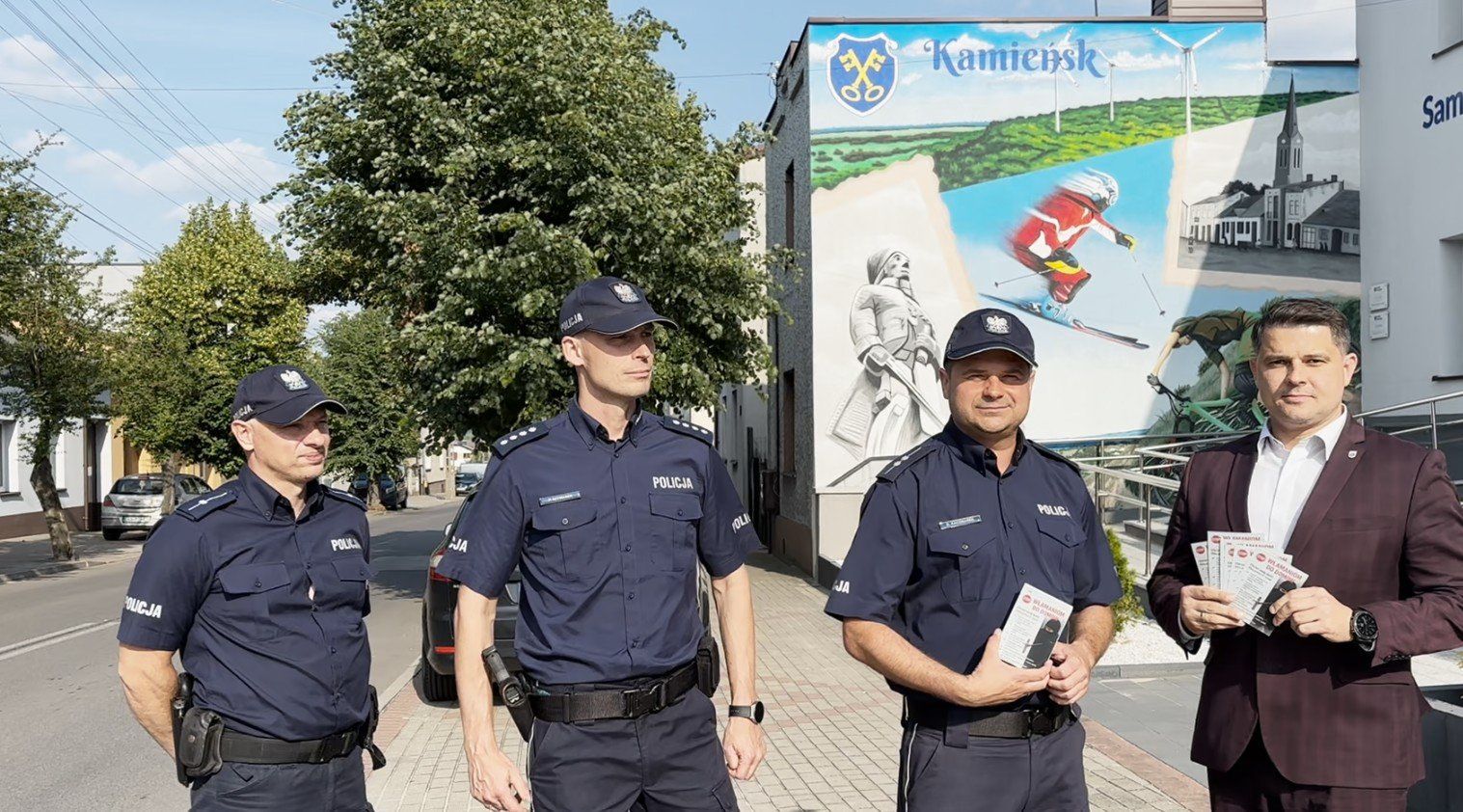 Nietypowa akcja w Kamieńsku. Burmistrz Jarosław Bąkowicz oraz policjanci przypominali o zabezpieczaniu domów przed włamaniami