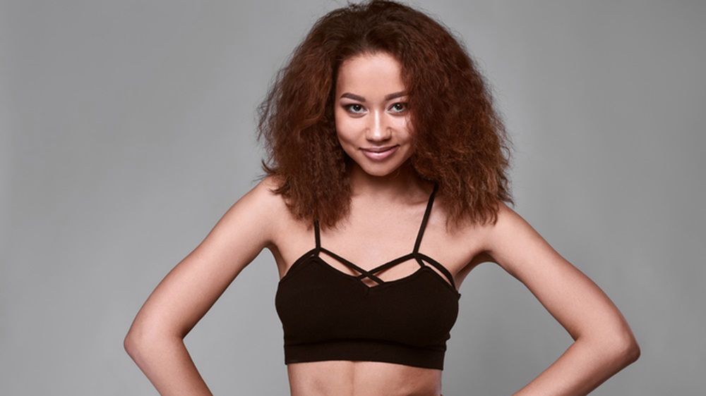 Dodatkowe paski przy biustonoszu ładnie podkreślą kształt piersi