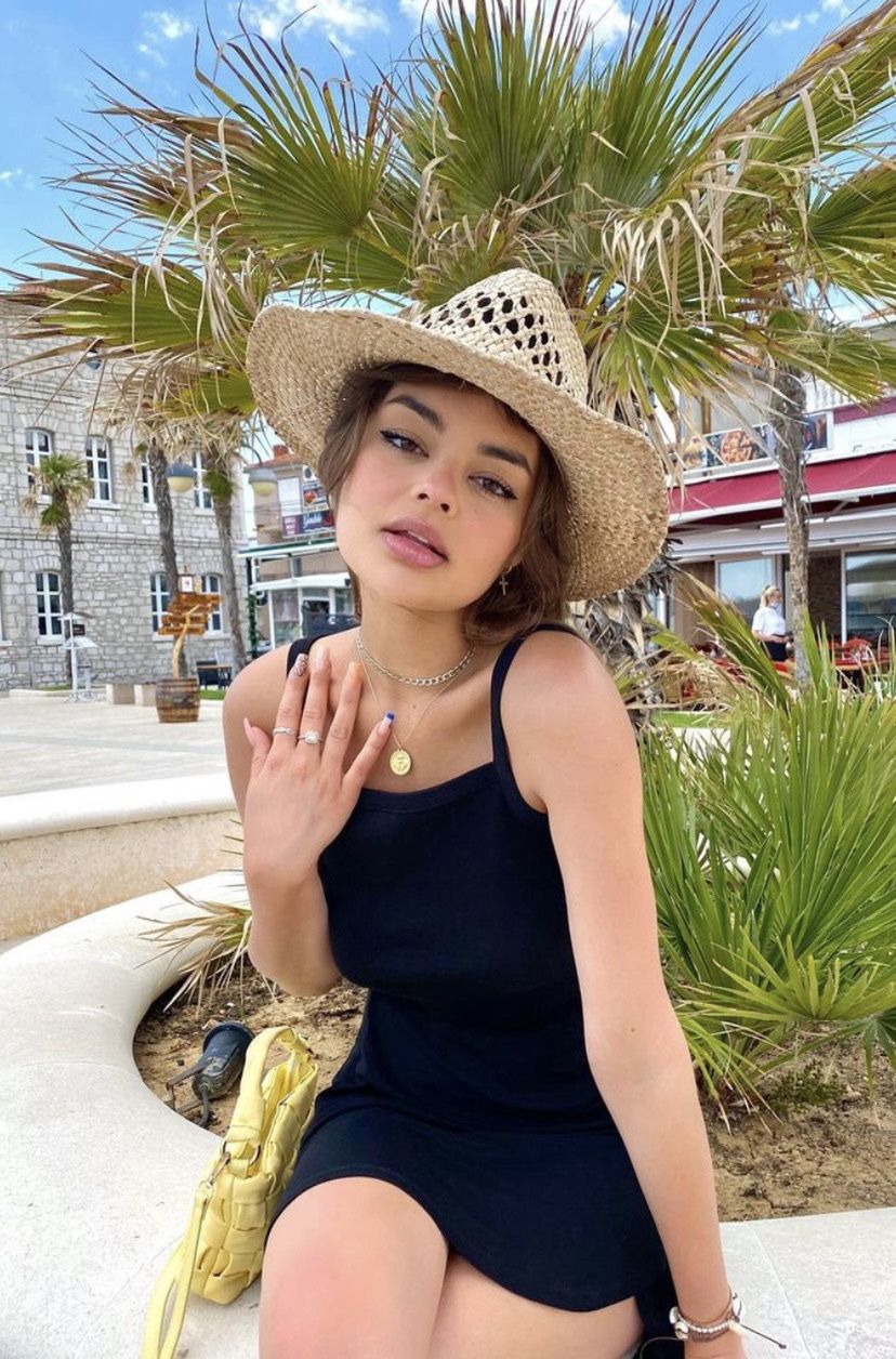 Patrycja Mołczanow z "Teamu X" pije kawę i nagrywa InstaStory PROWADZĄC AUTO...