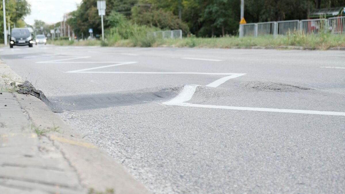 Niebezpieczna deformacja asfaltu na ul. Głębokiej w Lublinie