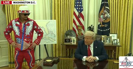 Stanął obok Donalda Trumpa. Zaskakujący gość prezydenta USA