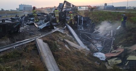 Ciężarówka uderzyła w bariery na obwodnicy Lublina i zapaliła się. Kierowca spłonął w kabinie