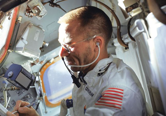 Fisher Space Pen w rękach astronauty Waltera Cunninghama, misja Apollo 7