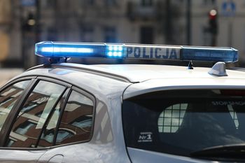 18-latek driftował BMW na parkingu. Stracił prawo jazdy