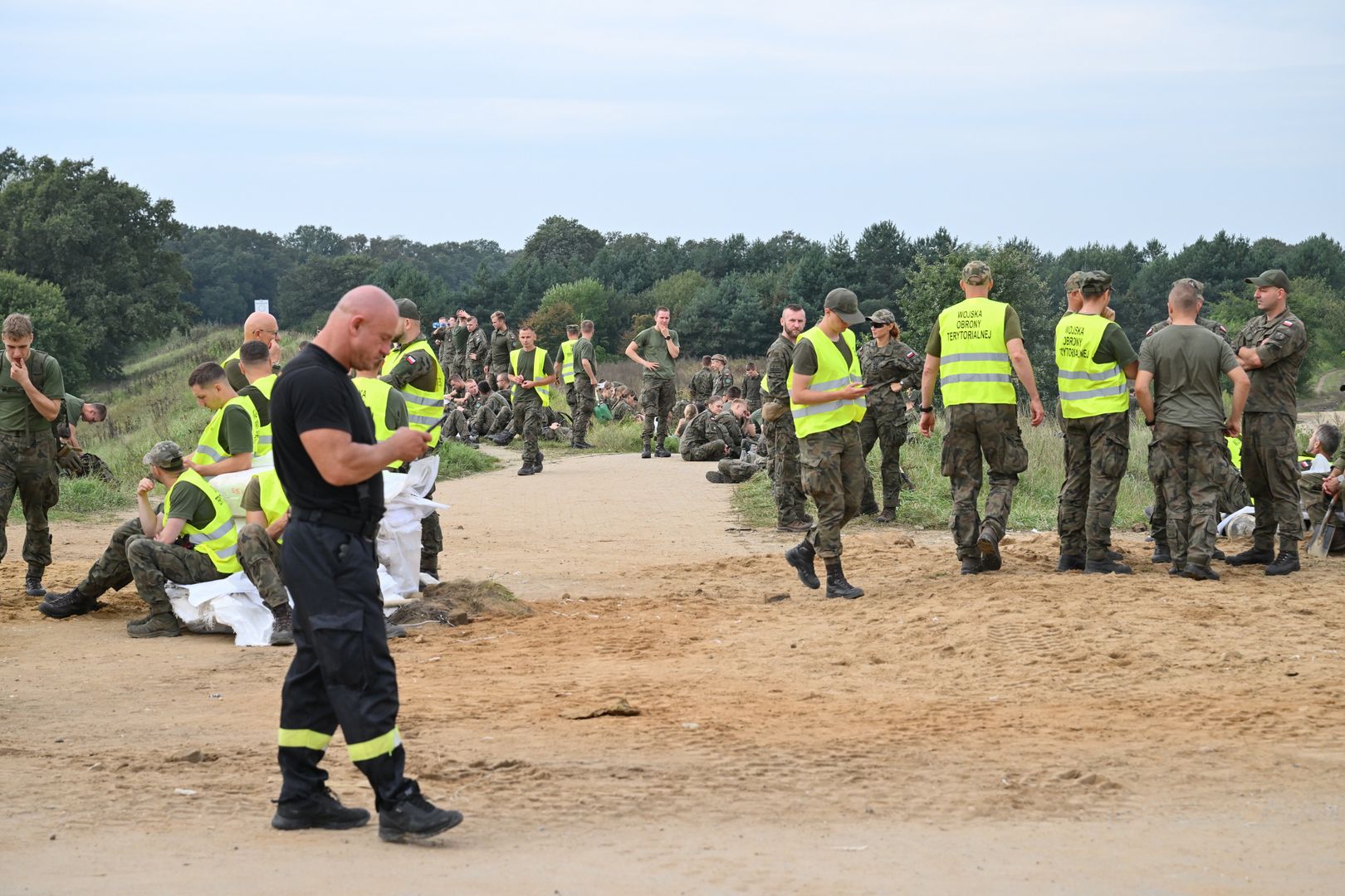 �o�nierze WOT
Wroc�aw, 19.09.2024. Dynamiczna sytuacja powodziowa. �o�nierze WOT zaanga�owani w walk� z powodzi�, odpoczywaj� po ca�onocnej pracy przy zabezpieczaniu wa��w przeciwpowodziowych na Bystrzycy we Wroc�awiu, 19 bm. Bystrzyca zasilana jest m.in. ze zrzut�w ze zbiornika w Mietkowie. (mr) PAP/Maciej Kulczy�ski ***Do tego materia�u zdj�ciowego dost�pna jest r�wnie� depesza w systemie CSI, pt.: Wroc�aw/ Fala kulminacyjna: przy Bystrzycy trwa uszczelnianie wa��w, na wschodzie zalewane s� poldery***
Maciej Kulczy�ski
fala kulminacyjna, fala wezbraniowa, ot, rzeka, woda, wot, wroc�aw, Wojska obrony terytorialnej, wojsko, �o�nierze
