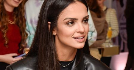 "Blazer dress" zyskuje na popularności. Gwiazdy uwielbiają ten model sukienki