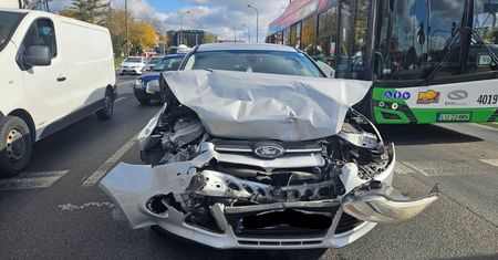 Opel zatrzymał się przed skrzyżowaniem, w jego tył z impetem uderzył ford. Utrudnienia na al. Solidarności [ZDJĘCIA]
