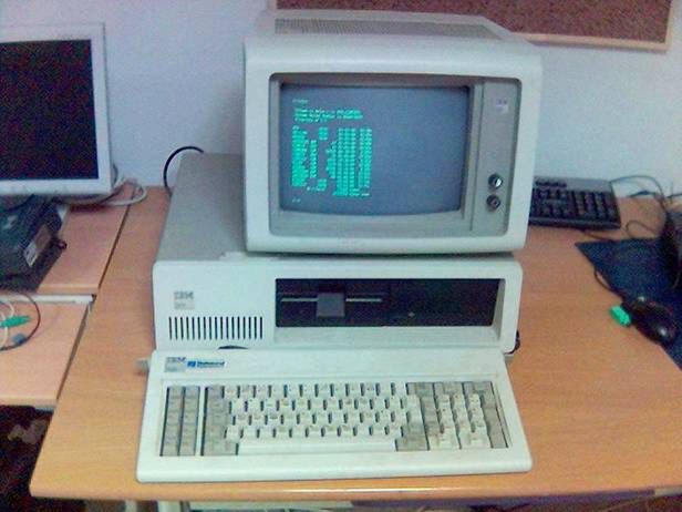 Następca modelu IBM PC - IBM PC/XT z 1983 roku (Fot. Wikimedia Commons)