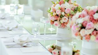 Komunia w domu a komunia na sali. Wygoda często wygrywa z budżetem