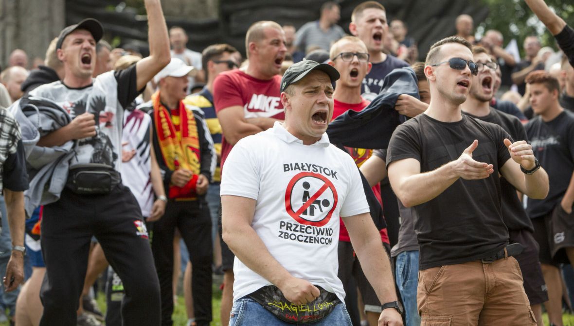 Protest przeciwko pierwszemu Marszowi Równości w Białymstoku, lipiec 2019 roku. Ks. Pracki: "Przepraszam gejów i lesbijki za niesprawiedliwość, której doświadczają. Za przekraczanie ich granic. Za wytykanie palcem"