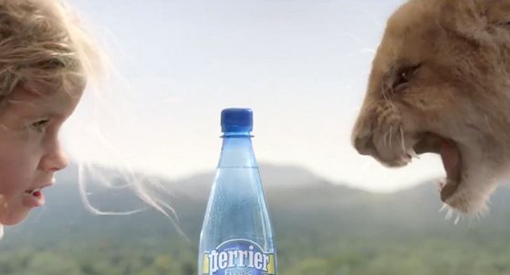 Remake spotu sprzed 30 lat reklamuje wodę Perrier