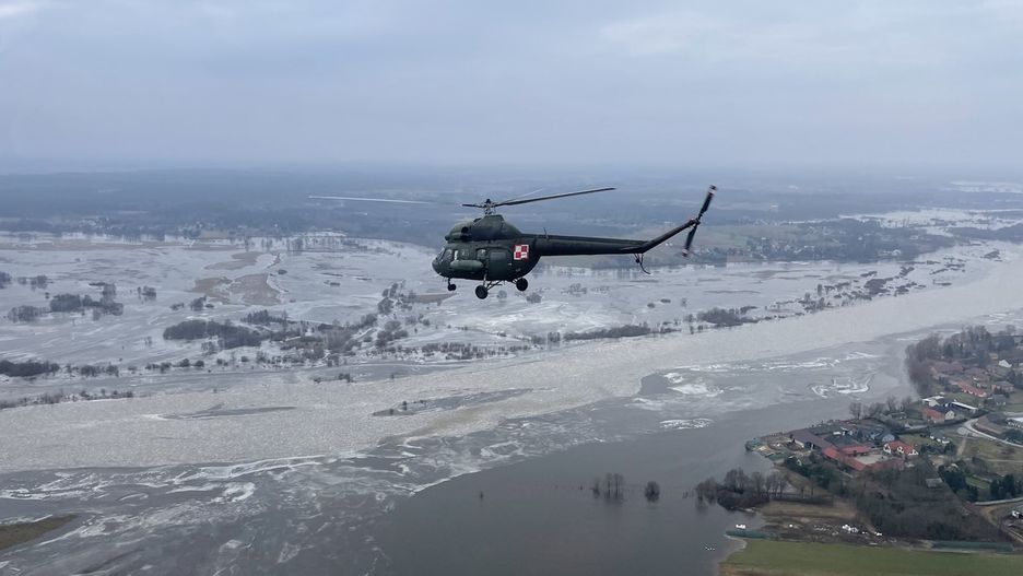 Śmigłowiec nad zagrożonymi terenami