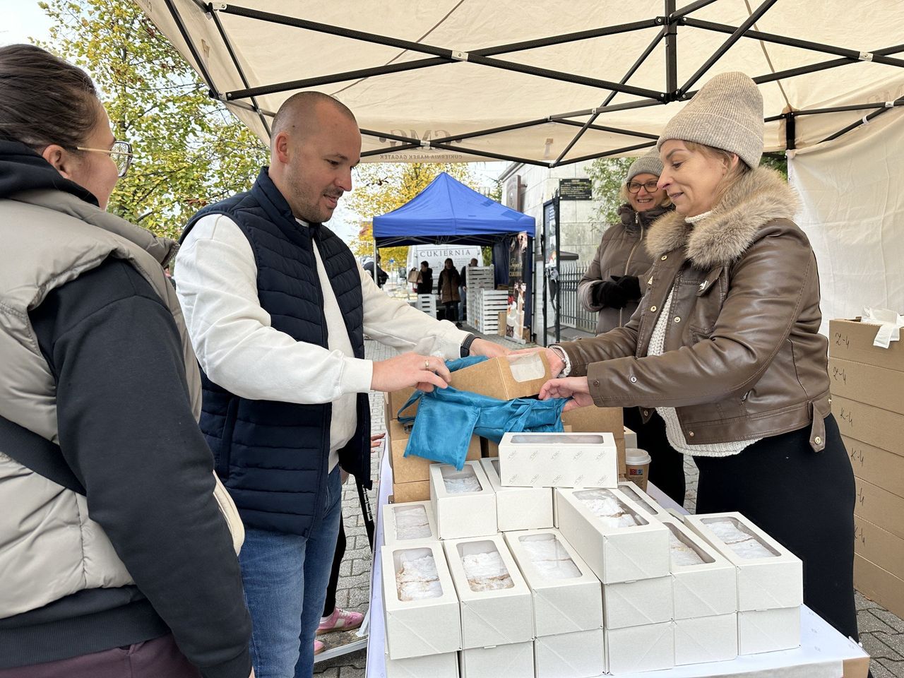 Bełchatów: Kremówki papieskie na kiermaszu. Trwają obchody Dni Papieskich