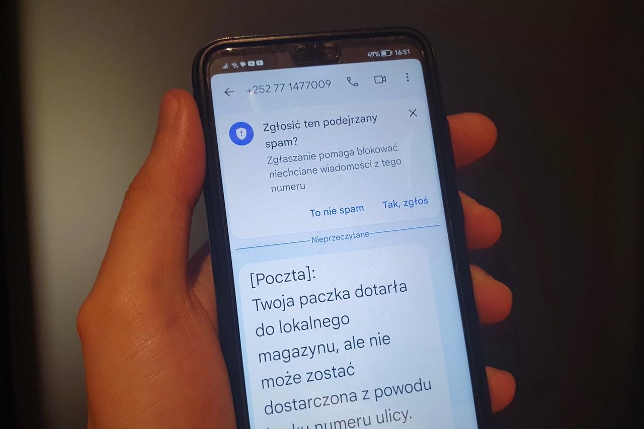 Uwaga na SMS o paczce