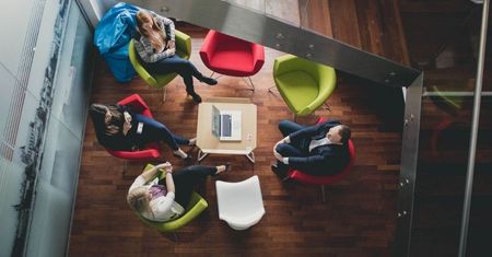 Twój domowy adres w Internecie? Jak legalnie przenieść JDG lub spółkę na prestiżowy adres w Toruniu i zaoszczędzić