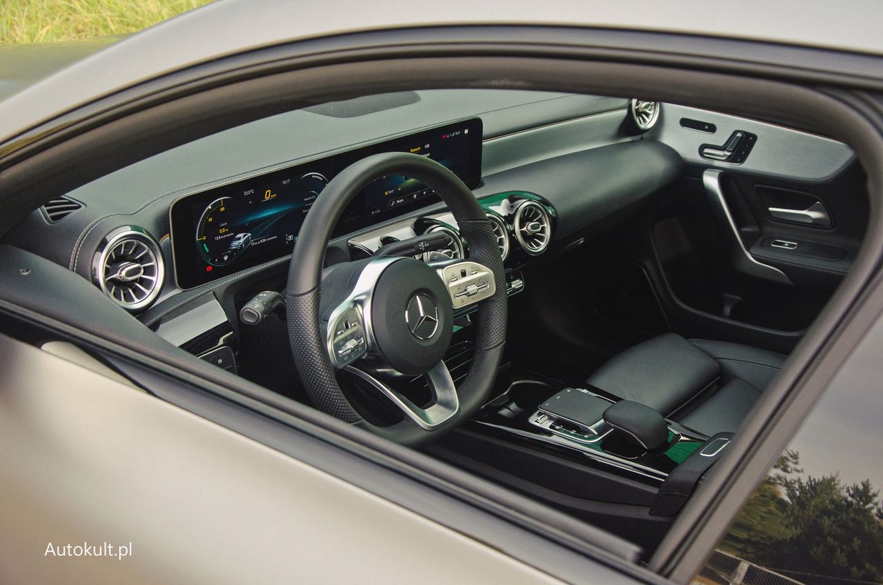 Wnętrze Mercedesa CLA jest tak przyjemne, że nie chce się wysiadać zza kierownicy.