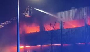 Duży pożar w Stalowej Woli. Płonęła hala z paliwami