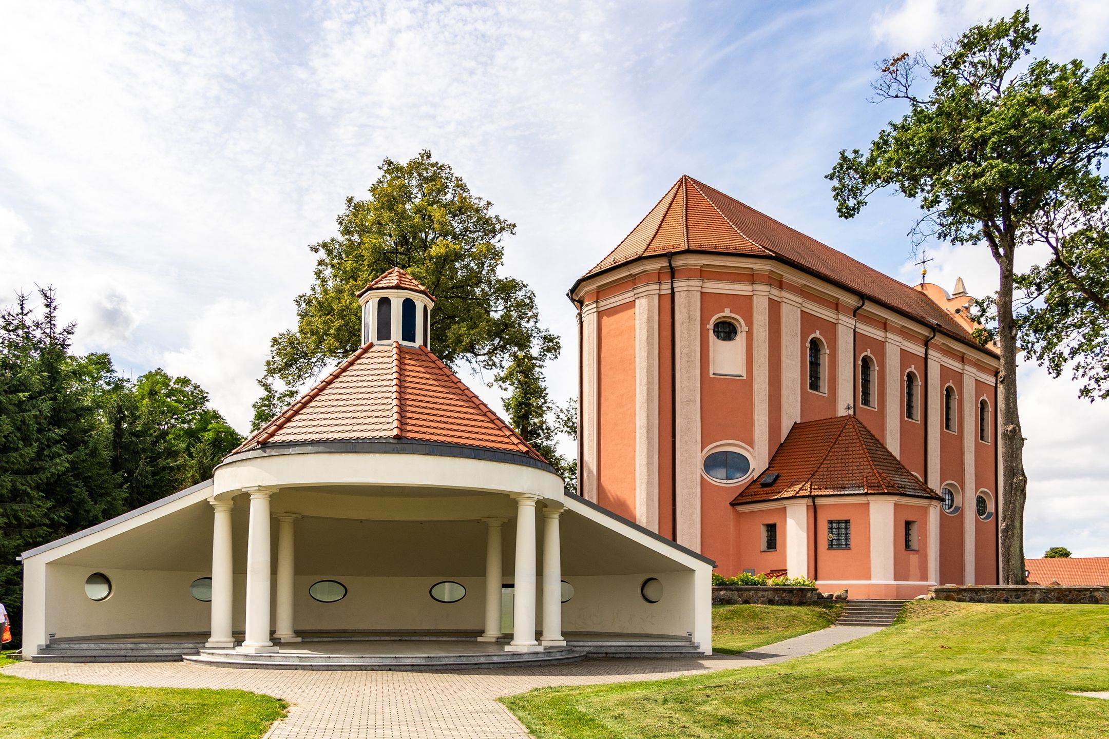 Ołtarz polowy na tyłach bazyliki w Skrzatuszu
