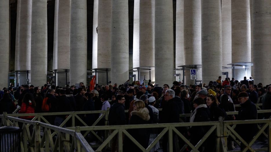 Tłumy w Watykanie żegnają Benedykta XVI