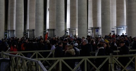 Watykan. Tłumy chcą oddać hołd Benedyktowi XVI