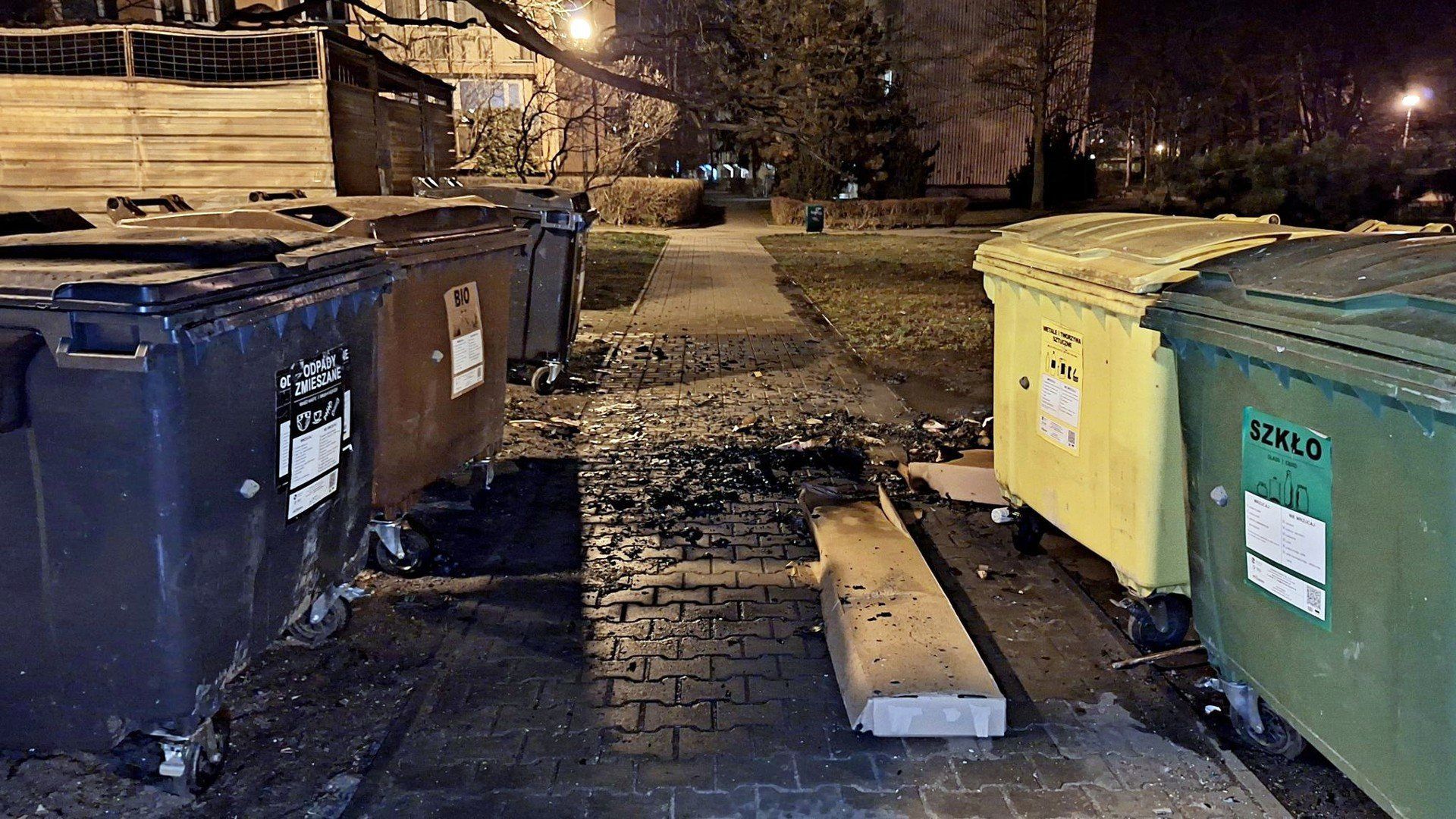Osiem pożarów śmieci gasili strażacy w Bydgoszczy w nocy z 9 na 10 sierpnia 2025.