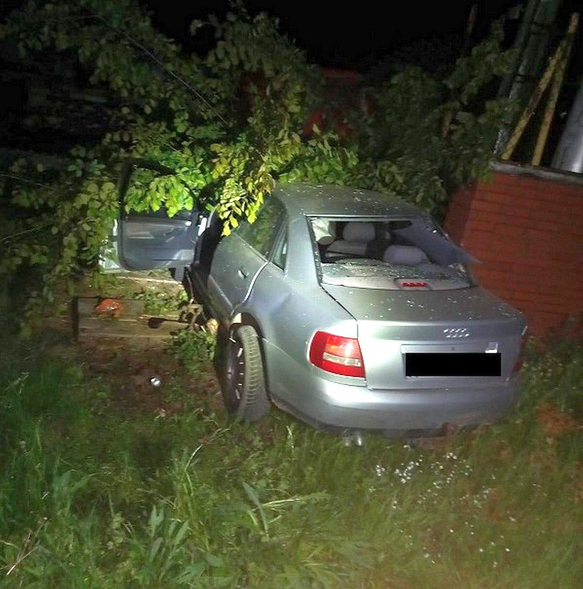 Żabce: Pijany wjechał audi w pojazd Straży Granicznej, uderzył bokiem w ogrodzenie i próbował uciec