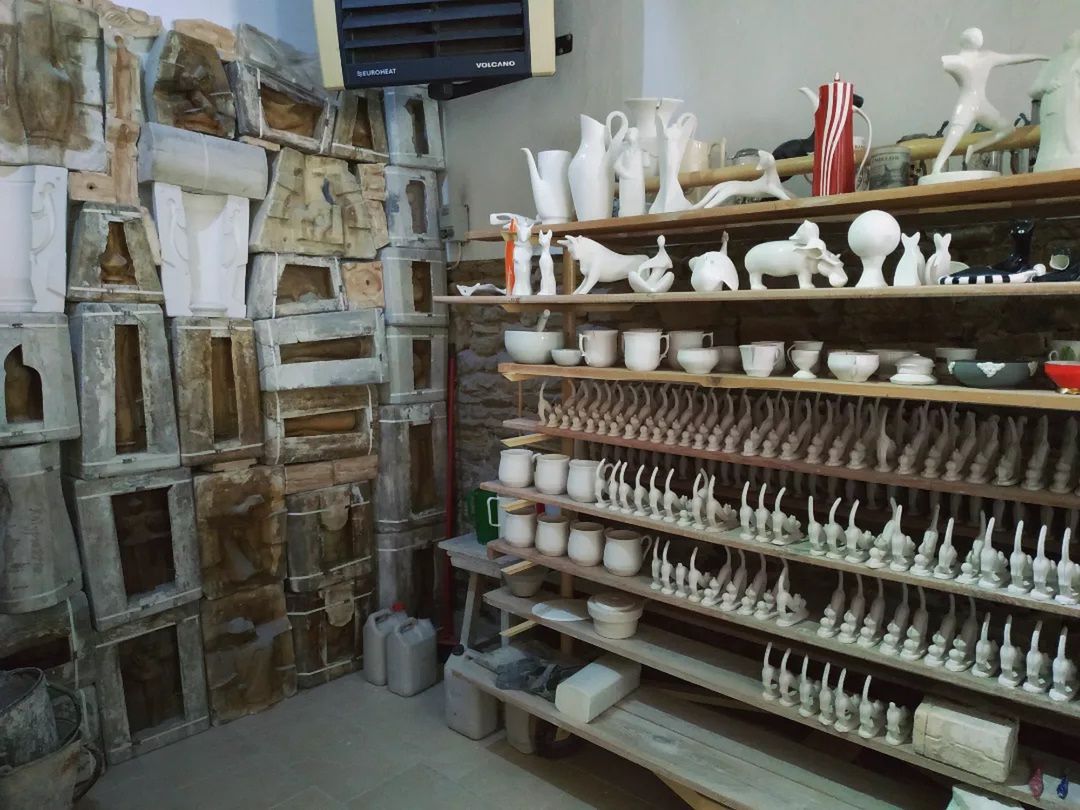 W muzeum można zobaczyć, jak tworzone są figurki z porcelany