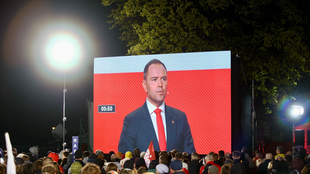 Końskie, 11.04.2025. Wybory Prezydenta RP 2025 - kampania. Na ekranie kandydat Komitetu Obywatelskiego w zbliżających się wyborach na fotel prezydenta RP, popierany przez Prawo i Sprawiedliwość, prezes Instytutu Pamięci Narodowej Karol Nawrocki podczas debaty prezydenckiej w Końskich, 11 bm. (ad) PAP/Adam Kumorowicz