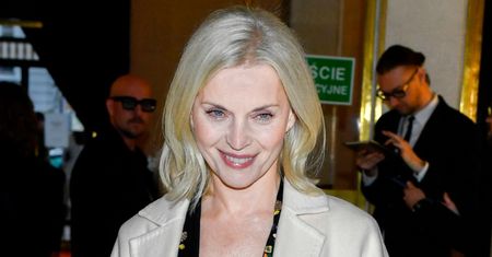 Małgorzata Foremniak w niecodziennej pozie. Nietypowa "ozdoba" na głowie