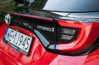 Akcja naprawcza dla hybrydy. Usterka może spowodować zagrożenie